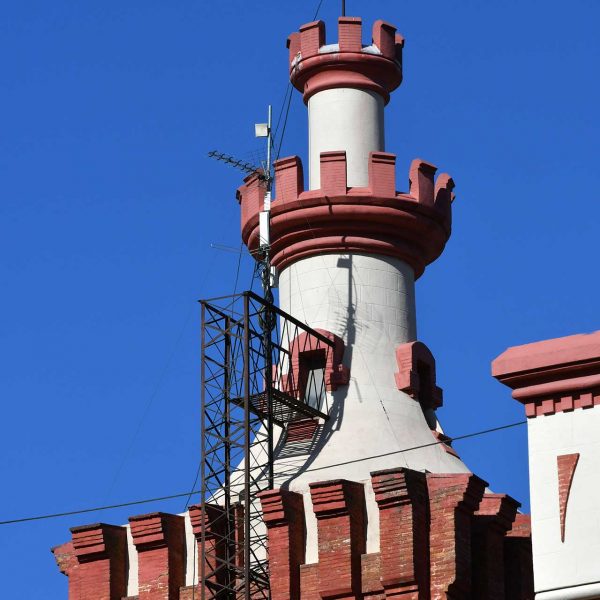 Vic.- Farinera Costa d’estil modernista. Torre adossada a la cara nord que culmina amb una torrella circular de dos pisos emmerletats (2/2020)
