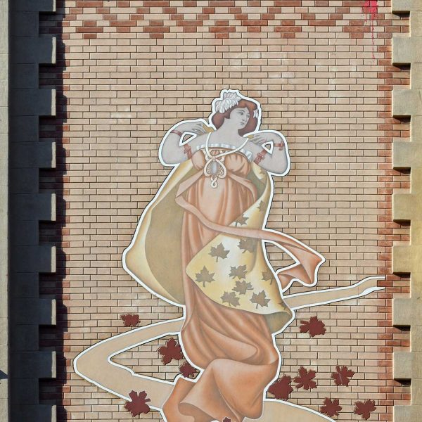 Vic.- Casa Comella, modernista del S. XIX. Plafons ceràmics modernistes aparellats en els cossos laterals de l’edifici (6/2020)