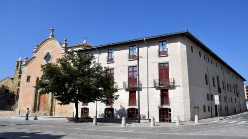 Vic.- Casa de la Convalescència, neoclàssica del S. XVIII adossada a l’Hospital i a l’església de la Santa Creu amb un pati central (8/2017)