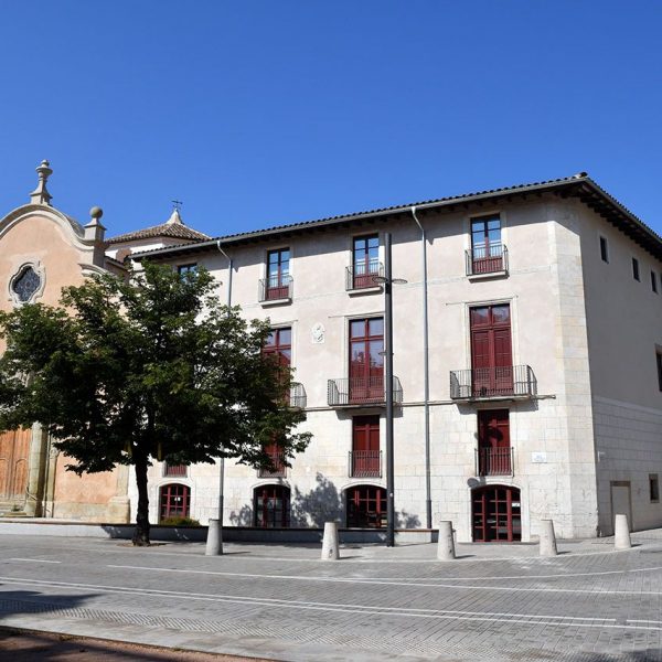 Vic.- Casa de la Convalescència, neoclàssica del S. XVIII adossada a l’Hospital i a l’església de la Santa Creu amb un pati central (8/2017)