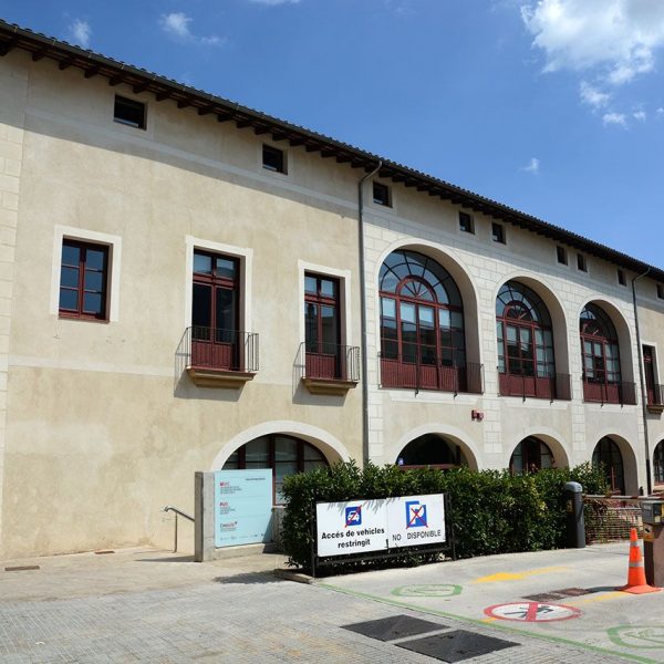Vic.- Casa de la Convalescència, neoclàssica del S. XVIII amb un pati central adossada a l'Hospital i església de la Santa Creu (7/2018)