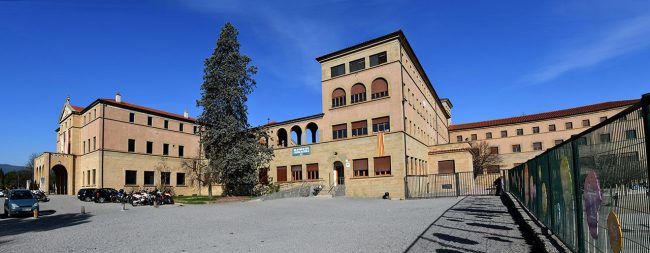 Vic.- Seminari Conciliar es un edifici en forma de creu que consta de planta baixa i dos pisos. Es va construir entre 1944/1947 per acollir els seminaristes de la diòcesi (2/2020)