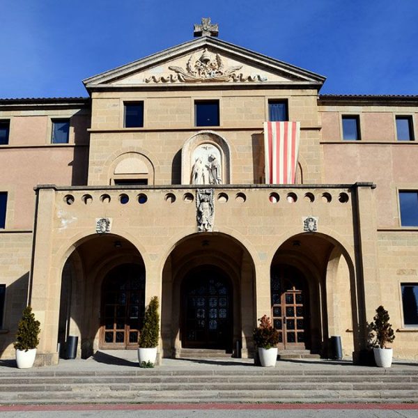 Vic.- Seminari Conciliar es un edifici en forma de creu. Atri de l'entrada principal coronat per un frontó triangular amb la tiara papal dins el timpà (2/2020)