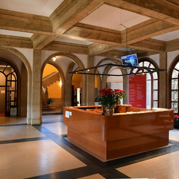 Vic.- Seminari Conciliar construït entre 1944/1947. Actualment es un centre educatiu amb restaurant i servei d'hotel. Sala de recepció (2/2020)