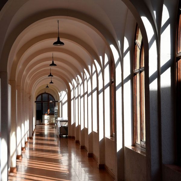 Vic.- Seminari Conciliar construït entre 1944/1947. Actualment es un centre educatiu amb restaurant i servei d'hotel. Galeria al voltant d'un dels patis (2/2020)