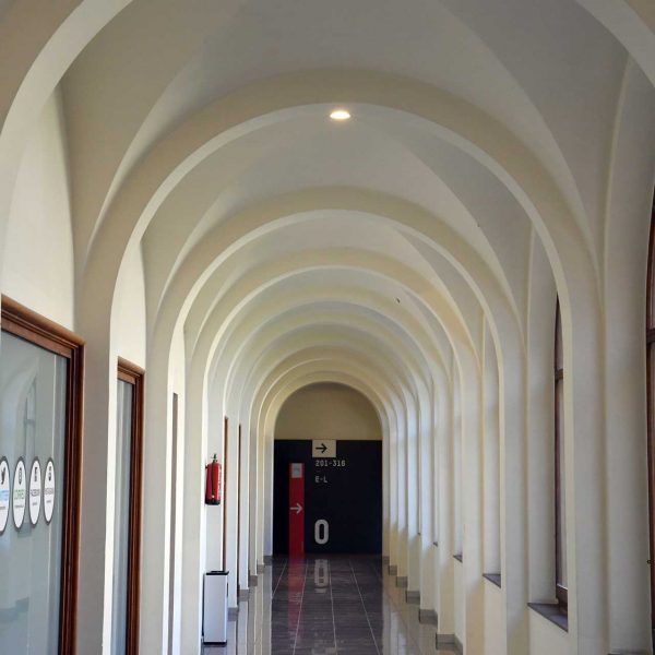 Vic.- Seminari Conciliar construït entre 1944/1947. Actualment es un centre educatiu amb restaurant i servei d'hotel. Galeria al voltant d'un dels patis (2/2020)