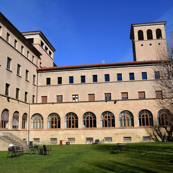 Vic.- Seminari Conciliar construït entre 1944/1947. Actualment es un centre educatiu amb nombroses activitats. Vista d'un dels patis (2/2020)