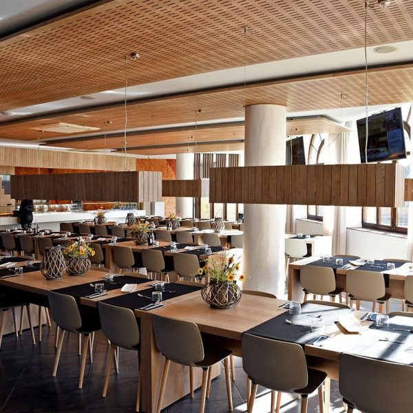 Vic.- Seminari Conciliar construït entre 1944/1947. Actualment es un centre educatiu amb nombroses activitats com la d'aquest restaurant (2/2020)