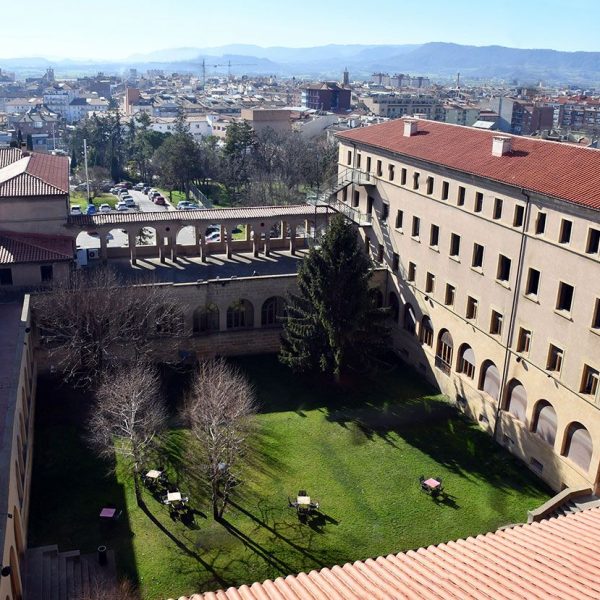 Vic.- Seminari Conciliar construït entre 1944/1947. Vista de l'edificació des de el cim de la torre amb una amplia perspectiva de la ciutat de Vic (2/2020)