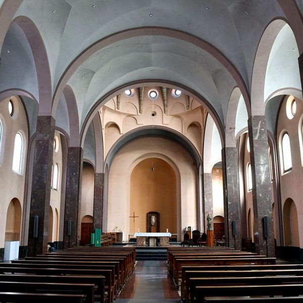 Vic.- Seminari Conciliar construït entre 1944/1947. Església inaugurada l'any 1963 de tres naus separades per fines columnes i cimbori al creuer (2/2020)