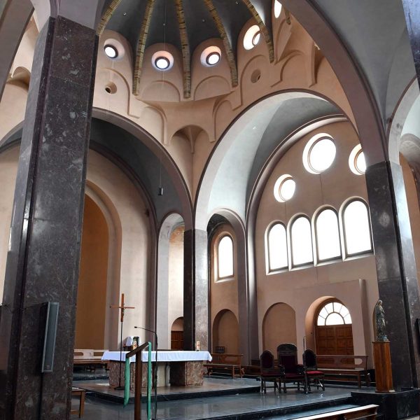 Vic.- Seminari Conciliar construït entre 1944/1947. Església inaugurada l'any 1963. Vista del presbiteri a través de les naus (2/2020)