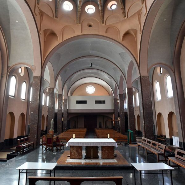 Vic.- Seminari Conciliar construït entre 1944/1947. Vista del fons de les naus cobertes per arcs torals la central i formers les laterals (2/2020)