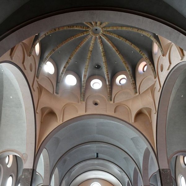 Vic.- Seminari Conciliar construït entre 1944/1947. Vista de les cobertes de les naus i de la cúpula dodecagonal del cimbori (2/2020)