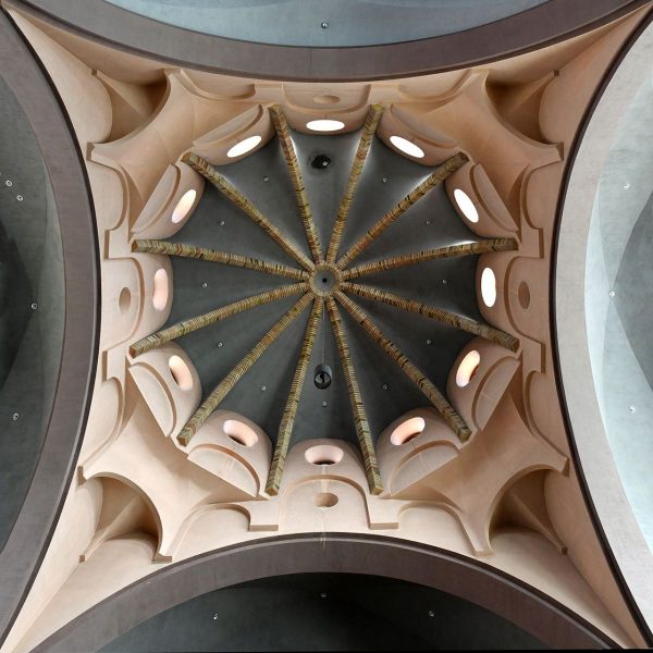 Vic.- Seminari Conciliar construït entre 1944/1947. Vista de la cúpula dodecagonal del cimbori il·luminada per dotze òculs (2/2020)