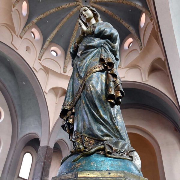 Vic.- Seminari Conciliar construït entre 1944/1947. Imatge de la Verge del presbiteri (2/2020)