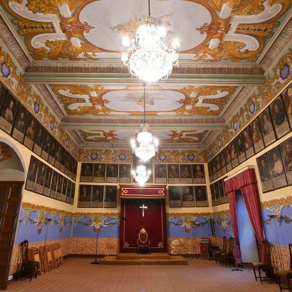 Vic.- Palau Episcopal – Sala del Sínodes que destaca per la decoració murals del pintor Garcia cap 1845 i mostra una galeria de tots els bisbes de la diòcesi (7/2020)
