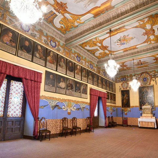 Vic.- Palau Episcopal – Sala del Sínodes que destaca per la decoració murals del pintor Garcia cap 1845 i mostra una galeria de tots els bisbes de la diòcesi (7/2020)