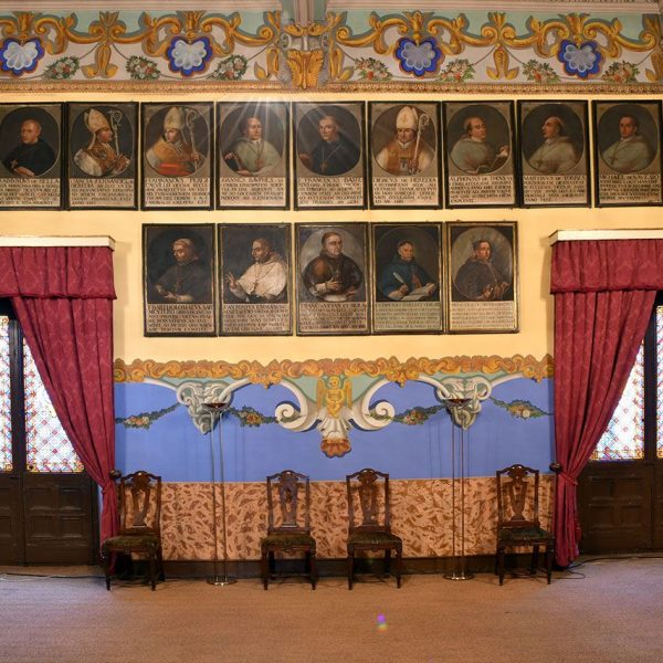 Vic.- Palau Episcopal – Sala del Sínodes que destaca per la decoració murals del pintor Garcia cap 1845 i mostra una galeria de tots els bisbes de la diòcesi (7/2020)