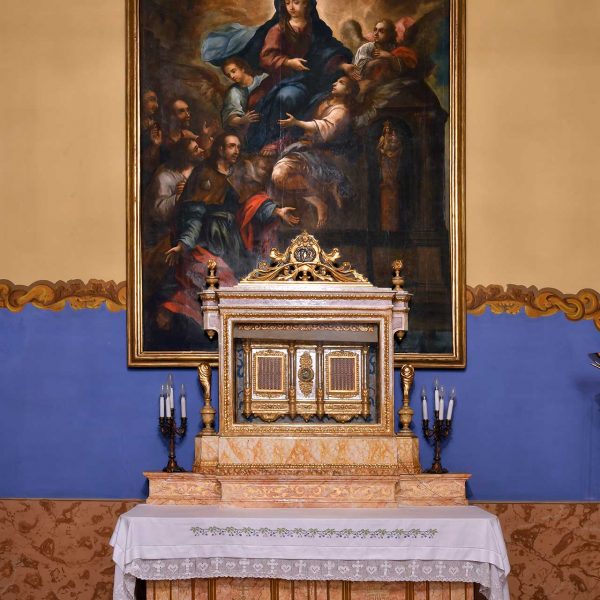 Vic.- Palau Episcopal – Sala del Sínodes. Extrem de la sala amb un altar i una pintura de l’Ascensió de la Verge del pintor Marià Colomer pintat entre 1806 i 1846 (7/2020)