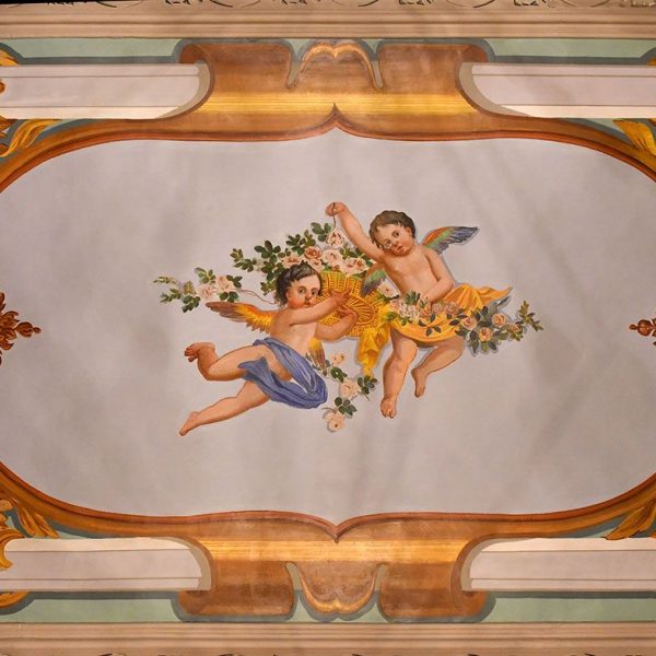 Vic.- Palau Episcopal – Sala del Sínodes que destaca per la decoració mural del pintor Garcia cap 1845. Detall d’una de les pintures del sostre (7/2020)