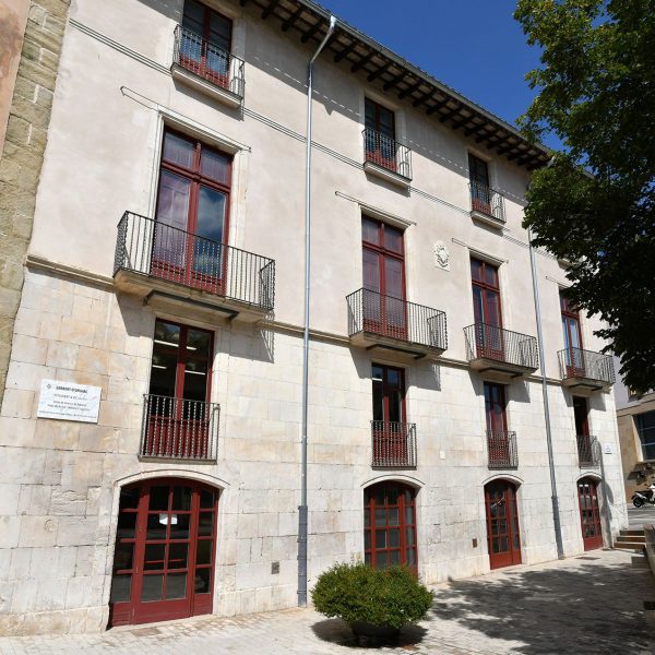 Vic.- Casa de la Convalescència, neoclàssica del S. XVIII adossada a l’Hospital i a l’església de la Santa Creu. Vista de la façana de la Rambla de l'Hospital (8/2017)