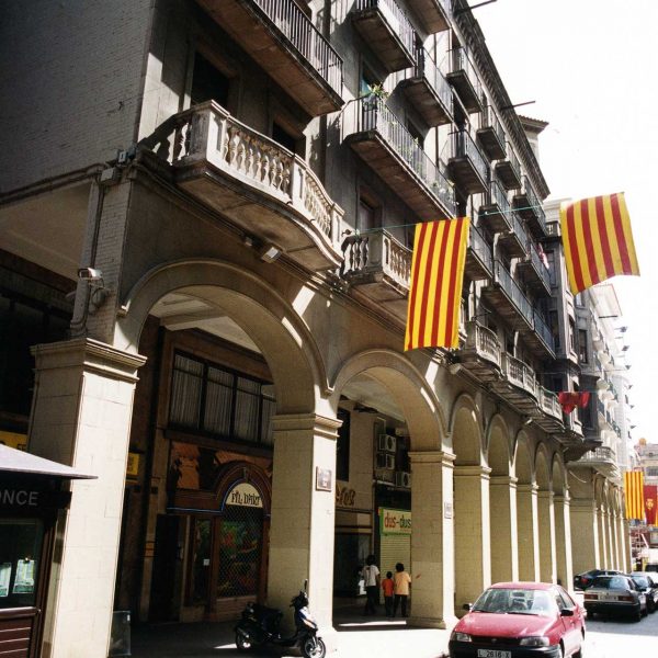 Lleida.- Plaça porxada de la Sal (5/2000)