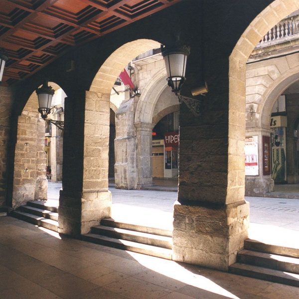 Lleida.- Plaça porxada de la Sal (5/2000)