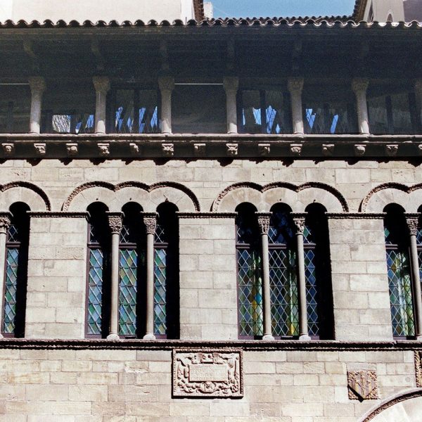 Lleida.- Casa de la Vila, S. XIII/XIX d'estils romànic/neoclàssic amb la façana neoclàssica del 1927 a la que si va afegir una galeria neogòtica (5/2000)