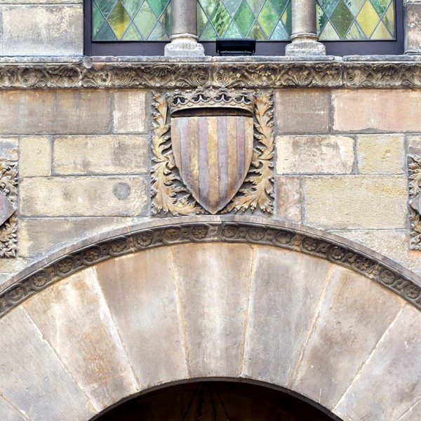 Lleida.- Casa de la Vila, S. XIII/XIX d'estils romànic/neoclàssic. Porta d'arc de mig punt oberta durant la reforma de la façana de l'any 1927 (9/2020)