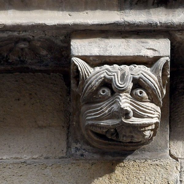 Lleida.- Casa de la Vila, S. XIII/XIX d'estils romànic/neoclàssic. Una de les mènsules esculturades de la cornisa sobre la que es va afegir una galeria neogòtica (9/2020)