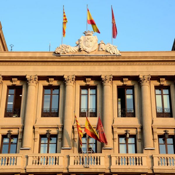 Lleida.- Casa de la Vila, S. XIII/XIX d'estils romànic/neoclàssic. Façana posterior neoclàssica dels anys 1929/1930 organitzada amb una columnata monumentalista (10/2018)