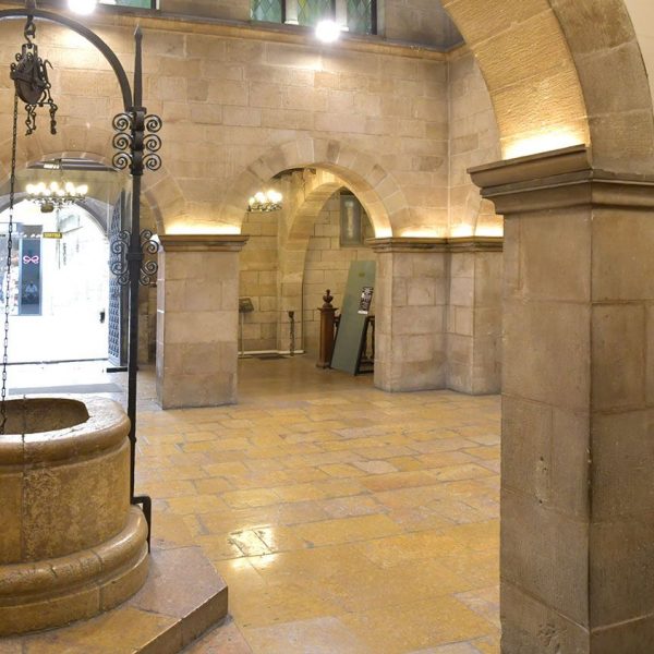 Lleida.- Casa de la Vila, S. XIII/XIX d'estils romànic/neoclàssic. Pati central amb quatre galeries als baixos, finestres triforades al pis i un pou ovalat (9/2020)