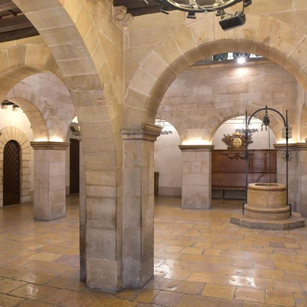 Lleida.- Casa de la Vila, S. XIII/XIX d'estils romànic/neoclàssic. Pati central amb quatre galeries als baixos, finestres triforades al pis i un pou ovalat (9/2020)