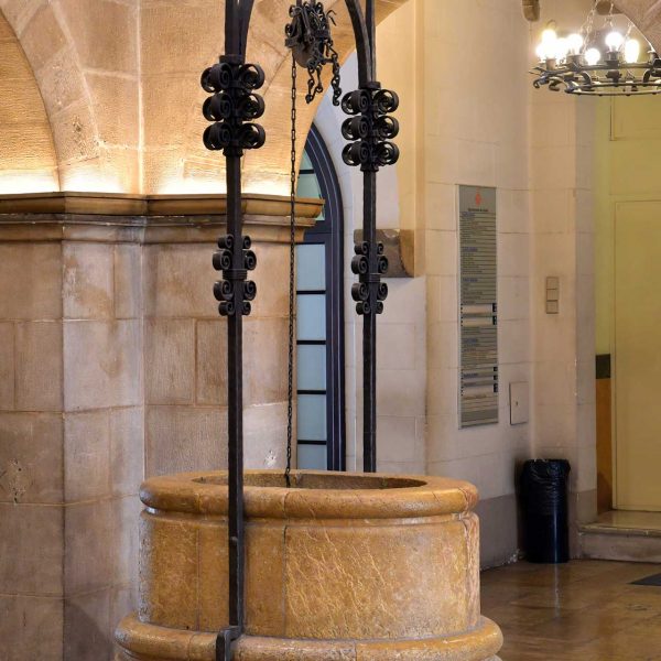 Lleida.- Casa de la Vila, S. XIII/XIX d'estils romànic/neoclàssic. Pati central amb quatre galeries als baixos, finestres triforades al pis i un pou ovalat (9/2020)