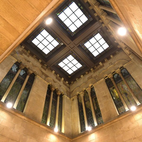 Lleida.- Casa de la Vila, S. XIII/XIX d'estils romànic/neoclàssic. Pati central cobert amb una galeria de finestres triforades a la planta noble (9/2020)