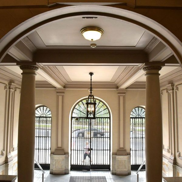 Lleida.- Casa de la Vila, S. XIII/XIX d'estils romànic/neoclàssic. Porta d'accés de la façana posterior fruït de la remodelació dels anys 1919/1930 (9/2020)