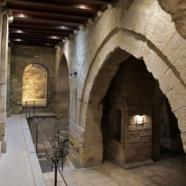 Lleida.- Casa de la Vila. Restes subterrànies romanes dels S. IX/X on es van trobar objectes del S. V dC. També hi han restes de banys àrabs dels S. IX/X (9/2020)