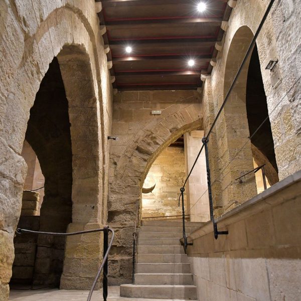 Lleida.- Casa de la Vila. Restes subterrànies romanes dels S. IX/X on es van trobar objectes del S. V dC. També hi han restes de banys àrabs dels S. IX/X (9/2020)