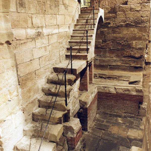 Lleida.- Casa de la Vila. Restes subterrànies romanes dels S. IX/X on es van trobar objectes del S. V dC. També hi han restes de banys àrabs dels S. IX/X (5/2000)