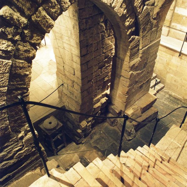 Lleida.- Casa de la Vila. Restes subterrànies romanes dels S. IX/X on es van trobar objectes del S. V dC. També hi han restes de banys àrabs dels S. IX/X (5/2000)