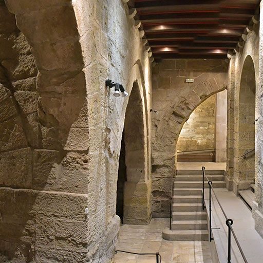 Lleida.- Casa de la Vila. Restes subterrànies romanes dels S. IX/X on es van trobar objectes del S. V dC. També hi han restes de banys àrabs dels S. IX/X (9/2020)