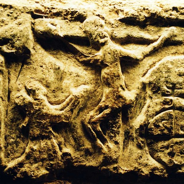 Lleida.- Casa de la Vila. Restes subterrànies romanes dels S. IX/X. Relleu a la paret de l'antiga presó d'un personatge implorant a Crist (5/2000)