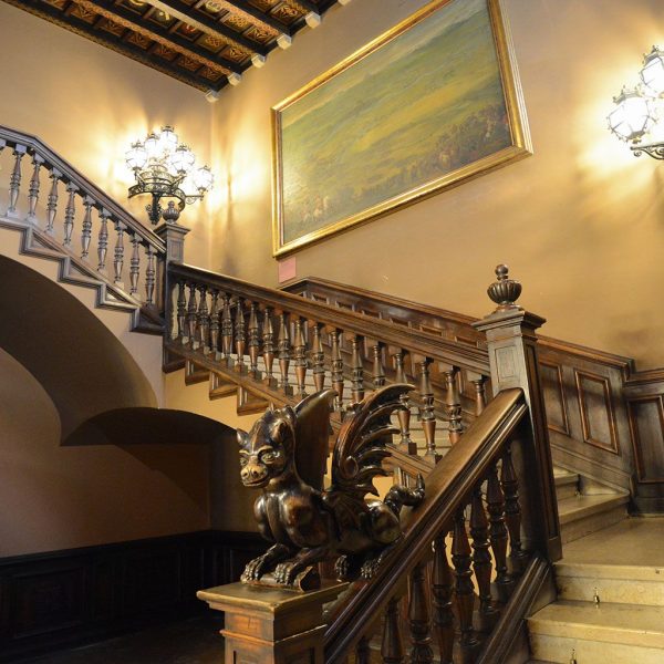 Lleida.- Casa de la Vila, S. XIII/XIX d'estils romànic/neoclàssic. Escala d'accés a la planta noble ornamentada amb un drac alat (10/2018)