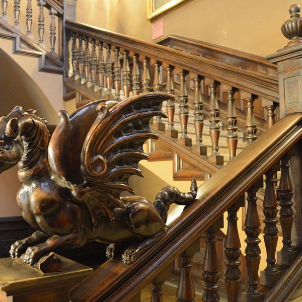 Lleida.- Casa de la Vila, S. XIII/XIX d'estils romànic/neoclàssic. Escala d'accés a la planta noble ornamentada amb un drac alat (10/2018)