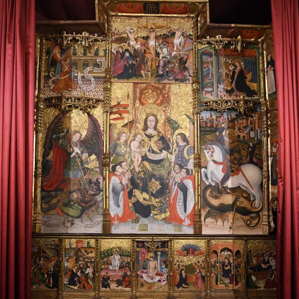 Lleida.- Casa de la Vila, S. XIII/XIX. Retaule de la Verge dels Paers (1451-1454) que decora un extrem de la sala on es celebren els matrimonis civils (9/2020)