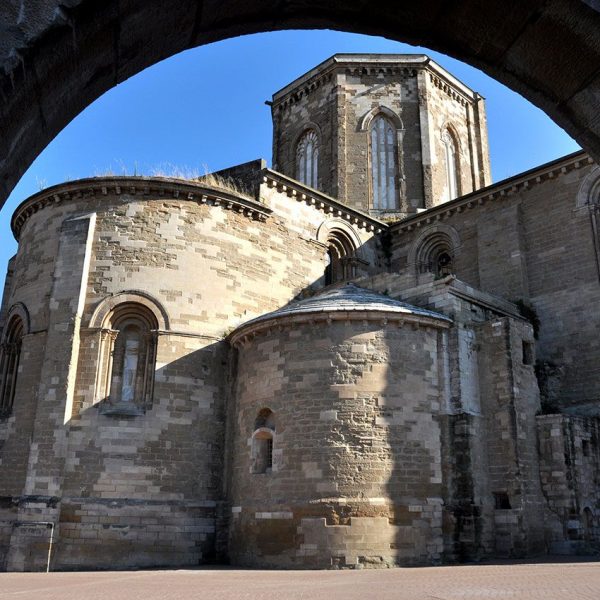Lleida.- Seu Vella, S. XII a XV d'estil romànic i gòtic. Vista posterior amb un gran absis central i quatre de menors, tres d'ells molt desfigurats (7/2011)