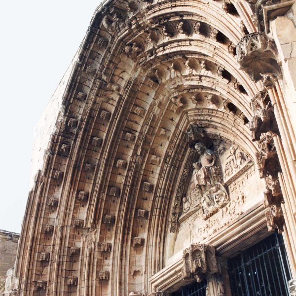 Lleida.- Seu Vella, S. XII a XV d’estil romànic i gòtic. Porta del Apòstols, S. XIV/XV amb arquivoltes sostingudes per pilars que contenien imatges dels apòstols (3/1996)