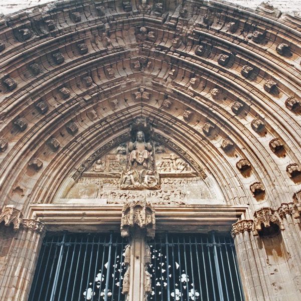 Lleida.- Seu Vella, S. XII a XV d’estil romànic i gòtic. Porta dels Apòstols, S. XIV/XV amb arquivoltes sostingudes per pilars que contenien imatges dels apòstols (3/1996)