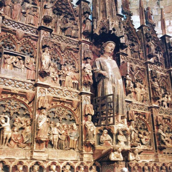 Lleida.- Església de Sant Llorenç, S. XII. Presbiteri amb un retaule de pedra policromada del S. XIV amb escenes de la vida de Sant Llorenç (5/2000)