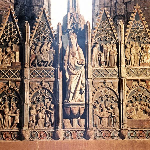 Lleida.- Església de Sant Llorenç, S. XII d'estils romànic i gòtic. Retaule gòtic de pedra policromada de Santa Llúcia del S. XIV de Bartomeu de Robió (5/2000)